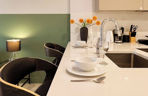 Cote-Des-Neiges—Notre-Dame-De-Grace Apartment | Beautiful*KING bed *private office*terrace*gym*