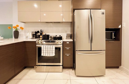 Cote-Des-Neiges—Notre-Dame-De-Grace Apartment | Beautiful*KING bed *private office*terrace*gym*