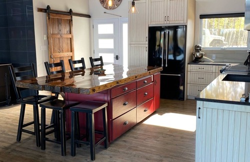 Northeastern Ontario House | Beautiful lake house perfect for snowmobile trip or relaxing gateway