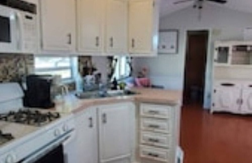 Sherkston House | Beautiful Lake Erie Hangout - Sleeps 8