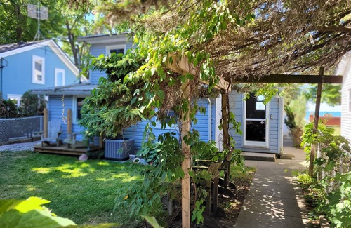 Town of Essex Cottage | Beautiful Lake Erie