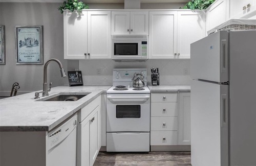 Central Okanagan Apartment | Beautiful Lake Front @ the Lake Okanagan Resort!