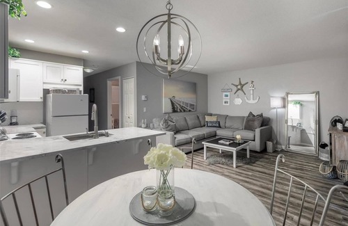 Central Okanagan Apartment | Beautiful Lake Front @ the Lake Okanagan Resort!