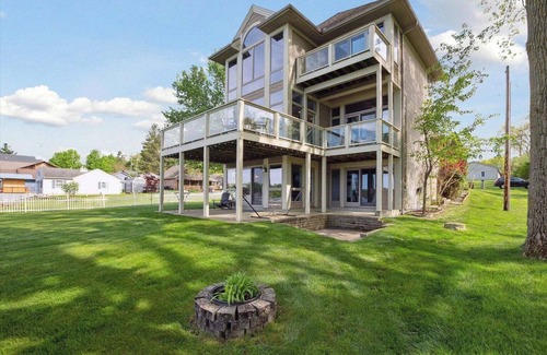 Clarklake House | Beautiful Lake Front House on Clark Lake with a Large Yard! Sleeps 20+