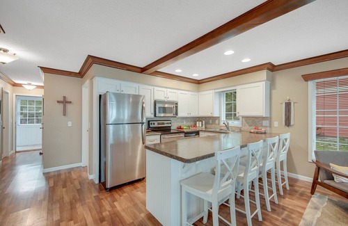 Annandale House | Beautiful Lake Home < 1 hour from the Twin Cities
