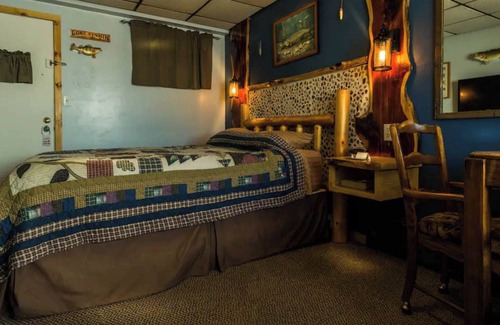 Rice Lake Cabin | Beautiful lake view from Room 3 - Fisherman's Hideaway - Curriers Lakeview