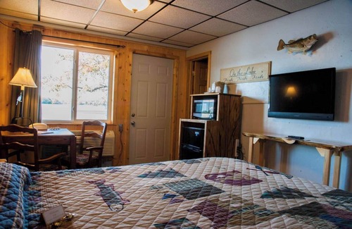 Rice Lake Cabin | Beautiful lake view from Room 3 - Fisherman's Hideaway - Curriers Lakeview