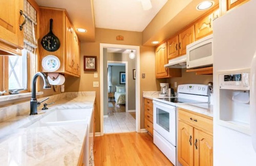 New Fairfield House | Beautiful Lakefront Retreat with Private Dockn