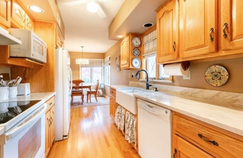 New Fairfield House | Beautiful Lakefront Retreat with Private Dockn