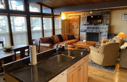 Beaconia Cottage | Beautiful lakefront cottage 1 hr North of Winnipeg