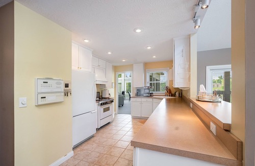Williamstown House | Beautiful Lakefront Home, Private Dock, Sleeps 16, 12 minutes to Ark Encounter