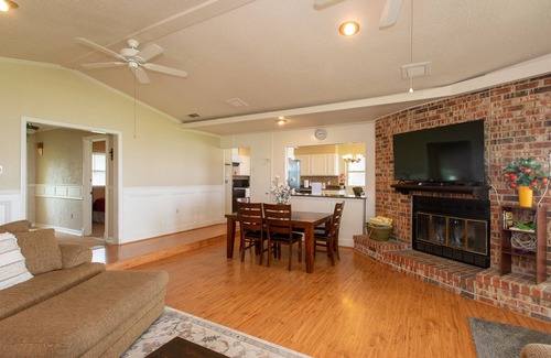 Cedar Creek Reservoir House | Beautiful Lakefront Getaway on Cedar Creek Lake