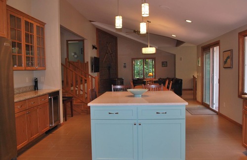 Markesan House | Beautiful lakefront Green Lake home located on prestigious Emerald Shores