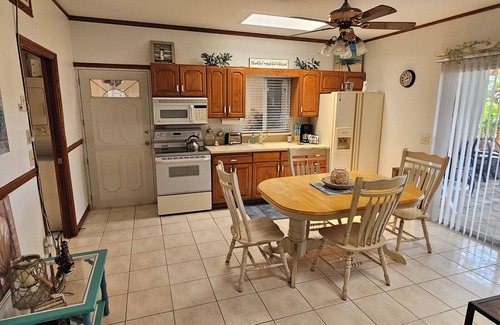 Odessa House | BEAUTIFUL LAKEFRONT GUEST HOME.
