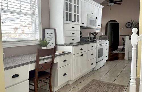 Conway House | Beautiful Lakefront Home- Crooked Lk-Petoskey/Harbor Springs/Nubs- boat/bike/ski