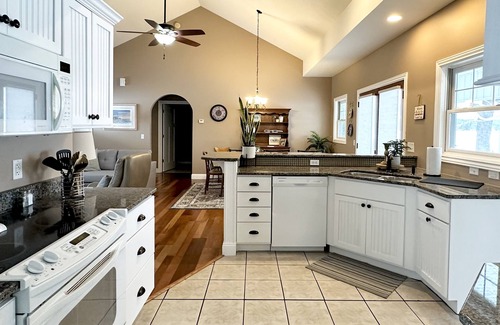Conway House | Beautiful Lakefront Home- Crooked Lk-Petoskey/Harbor Springs/Nubs- boat/bike/ski