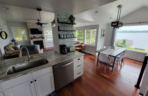 Vicksburg House | Beautiful lakefront property on Barton Lake!