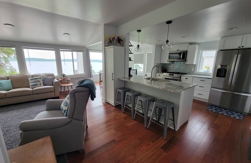 Vicksburg House | Beautiful lakefront property on Barton Lake!