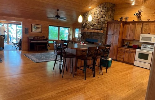 Aitkin Cabin | Beautiful Lakefront Property with Guesthouse