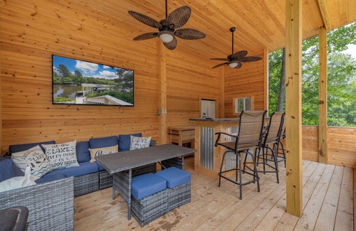 Henrico House | Beautiful Lakeside home ready to help you and your family make new Memories