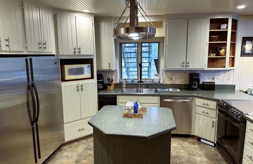 Cook House | Beautiful Lakeside Property Perfect for Any Season: The Boathouse