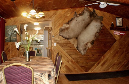 Grand Rapids House | Beautiful lakeside Log Cottage