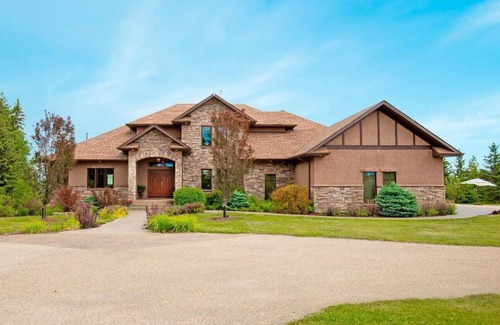 Calgary-Edmonton Corridor Villa | Beautiful, large green area, luxurious rooms, halls for workshops and events
