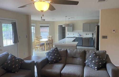 Round Rock House | Beautiful & Large SFR 6 Queen Beds+ Sleeper Sofa, Great Area Close to 130 & HEB