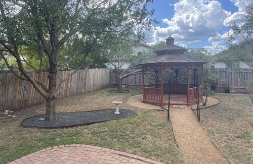 Round Rock House | Beautiful & Large SFR 6 Queen Beds+ Sleeper Sofa, Great Area Close to 130 & HEB