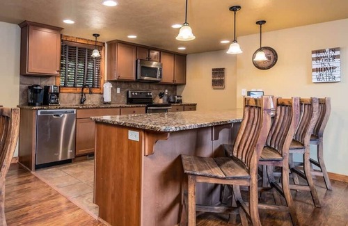 Reeds Spring Cabin | BEAUTIFUL LODGE with 7 Master Suites! By Pool!