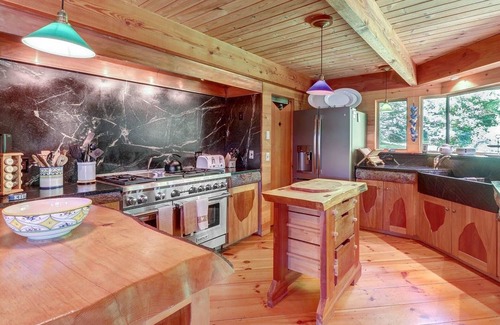Warren Cabin | Beautiful lodge with furnished deck and views - near skiing
