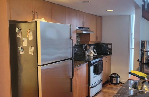 Willowdale Apartment | Beautiful loft right by the subway