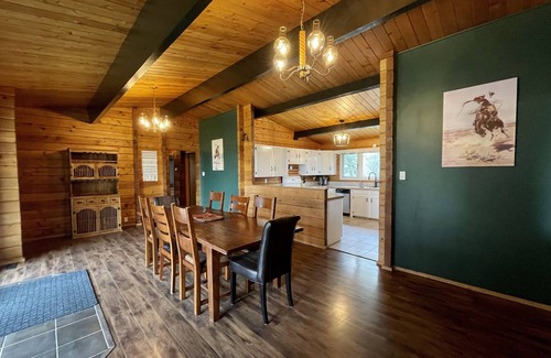 Calgary House | Beautiful log home, 6 minutes from Kananaskis