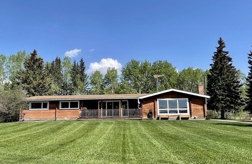 Calgary House | Beautiful log home, 6 minutes from Kananaskis