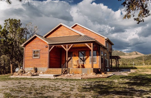 Montrose Cabin | Beautiful log cabin 7 miles from Black Canyon National Park