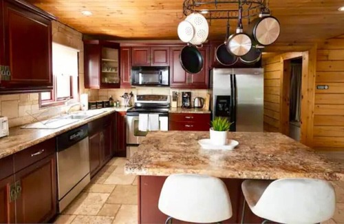 Stirling Cabin | Beautiful log cabin escape - with hot tub & pool