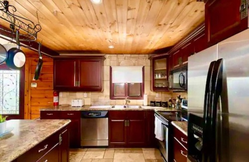 Stirling Cabin | Beautiful log cabin escape - with hot tub & pool