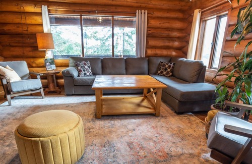 Tappen Cabin | Beautiful Log Cabin in the woods, quick drive to Shuswap Lake