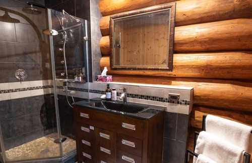 Tappen Cabin | Beautiful Log Cabin in the woods, quick drive to Shuswap Lake