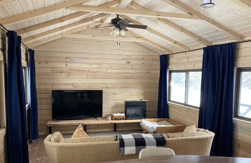 Frazee Cabin | Beautiful Log Cabin in Wooded lot on Little Toad Lake