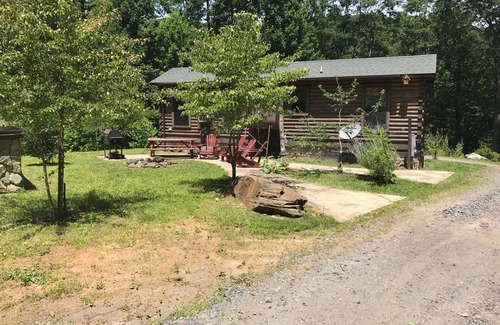 Todd Cabin | BEAUTIFUL LOG CABIN NEAR NEW RIVER HIKING STARGAZING WIFI NICE COUPLES RETREAT