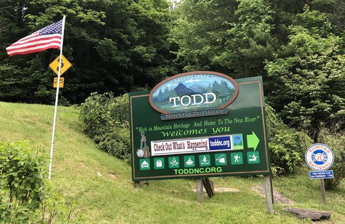 Todd Cabin | BEAUTIFUL LOG CABIN NEAR NEW RIVER HIKING STARGAZING WIFI NICE COUPLES RETREAT