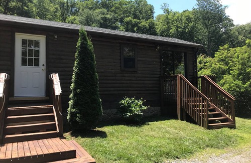 Todd Cabin | BEAUTIFUL LOG CABIN NEAR NEW RIVER HIKING STARGAZING WIFI NICE COUPLES RETREAT