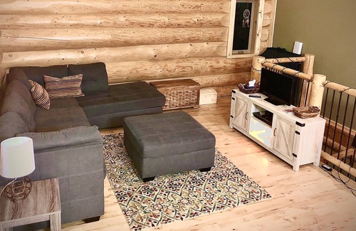Saskatchewan House | Beautiful Log Home in private setting