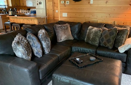 Garrison Cabin | Beautiful Log Home on Golf Course, minutes from Lake Mille Lacs and Grand Casino