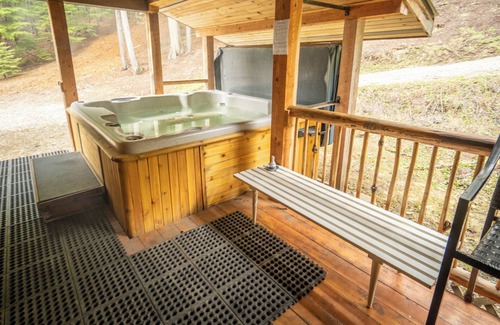 Meadow Creek Cabin | Beautiful log lodge just off the highway, perfect for big group getaways