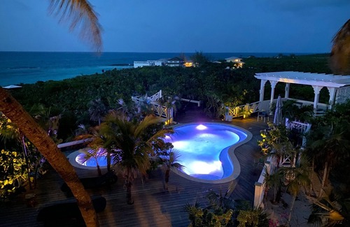 William's Town House | Beautiful Lt. Exuma Oceanfront 4 bed/4.5 Bath House with Pool/Hot tub/Sleeps10