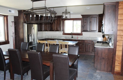 Mammoth Creek Cabin | BEAUTIFUL LUXURY CABIN ON 5 ACRES WITH MAGNIFICENT VIEWS AND AIR CONDITIONING
