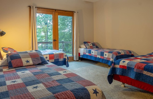 St Croix Falls House | Beautiful luxury lake home with a spacious craft room with 10 work stations!