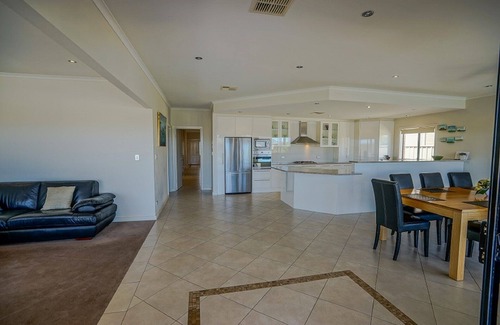 Wallaroo House | Beautiful marina property with own pontoon